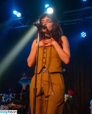 Lauren Mayberry / laurenevemayberry nude photo #0309