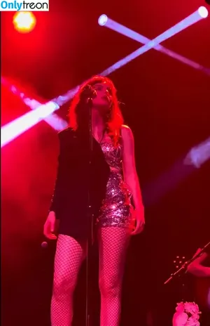 Lauren Mayberry / laurenevemayberry nude photo #0312