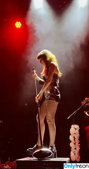 Lauren Mayberry / laurenevemayberry nude photo #0316