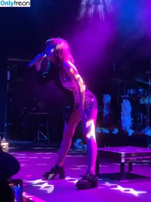 Lauren Mayberry / laurenevemayberry nude photo #0320