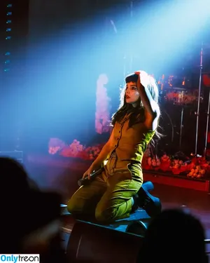 Lauren Mayberry / laurenevemayberry nude photo #0325