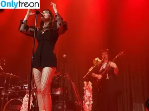 Lauren Mayberry / laurenevemayberry nude photo #0337