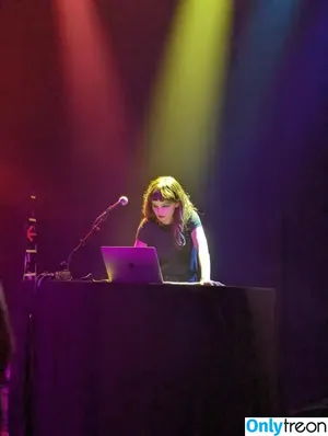 Lauren Mayberry / laurenevemayberry nude photo #0350