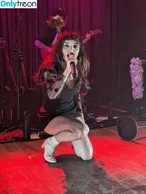 Lauren Mayberry / laurenevemayberry nude photo #0357