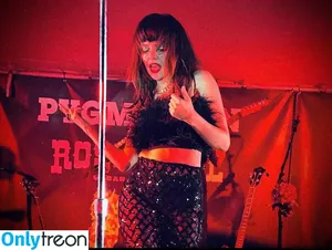 Lauren Mayberry / laurenevemayberry nude photo #0358