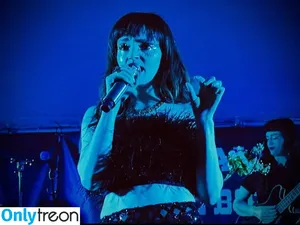 Lauren Mayberry / laurenevemayberry nude photo #0359