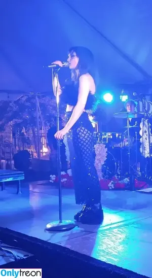 Lauren Mayberry / laurenevemayberry nude photo #0361