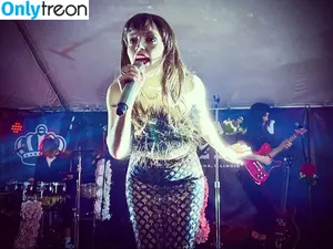Lauren Mayberry / laurenevemayberry nude photo #0368