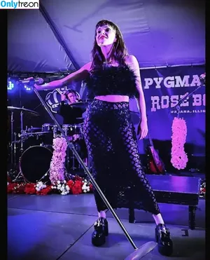 Lauren Mayberry / laurenevemayberry nude photo #0369