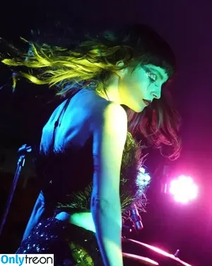 Lauren Mayberry / laurenevemayberry nude photo #0371