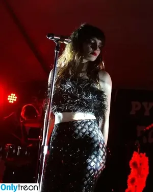 Lauren Mayberry / laurenevemayberry nude photo #0378
