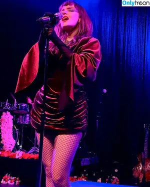 Lauren Mayberry / laurenevemayberry nude photo #0382