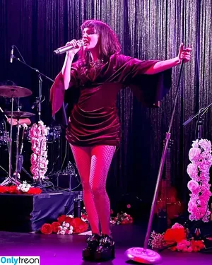 Lauren Mayberry / laurenevemayberry nude photo #0389
