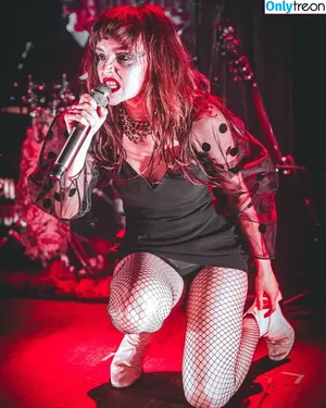 Lauren Mayberry / laurenevemayberry nude photo #0392