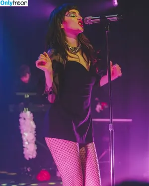 Lauren Mayberry / laurenevemayberry nude photo #0393
