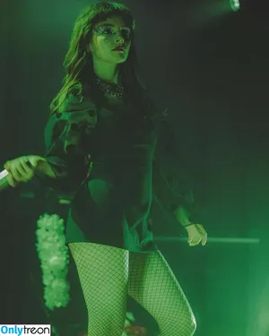 Lauren Mayberry / laurenevemayberry nude photo #0394
