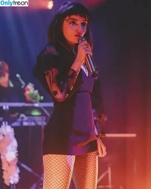 Lauren Mayberry / laurenevemayberry nude photo #0395