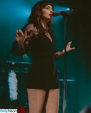Lauren Mayberry / laurenevemayberry nude photo #0396