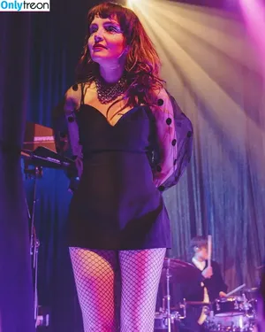 Lauren Mayberry / laurenevemayberry nude photo #0397