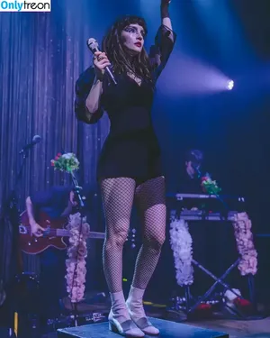 Lauren Mayberry / laurenevemayberry nude photo #0398