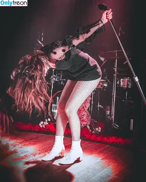 Lauren Mayberry / laurenevemayberry nude photo #0399