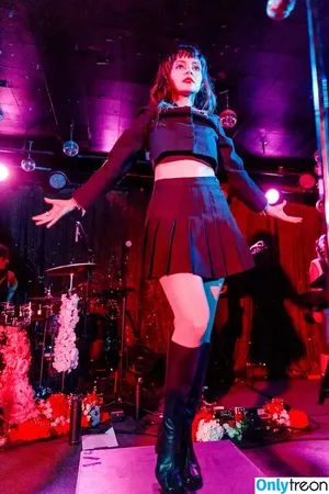 Lauren Mayberry / laurenevemayberry nude photo #0400