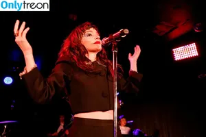 Lauren Mayberry / laurenevemayberry nude photo #0403