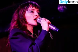 Lauren Mayberry / laurenevemayberry nude photo #0404