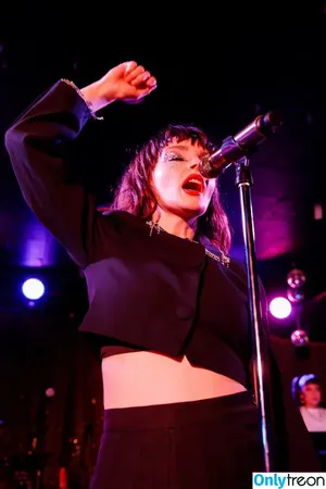 Lauren Mayberry / laurenevemayberry nude photo #0410