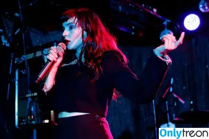 Lauren Mayberry / laurenevemayberry nude photo #0412