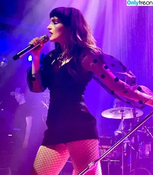 Lauren Mayberry / laurenevemayberry nude photo #0413