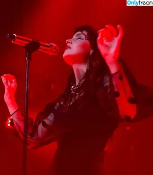 Lauren Mayberry / laurenevemayberry nude photo #0416