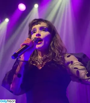 Lauren Mayberry / laurenevemayberry nude photo #0419