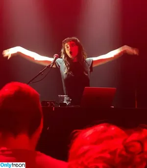 Lauren Mayberry / laurenevemayberry nude photo #0421