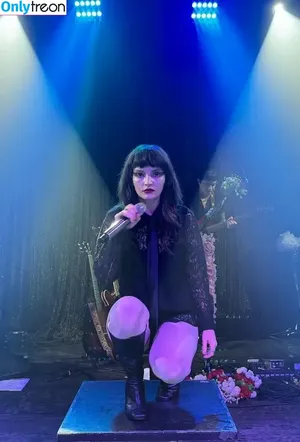 Lauren Mayberry / laurenevemayberry nude photo #0425