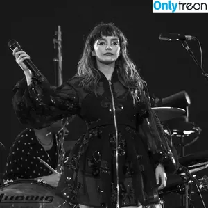 Lauren Mayberry / laurenevemayberry nude photo #0434