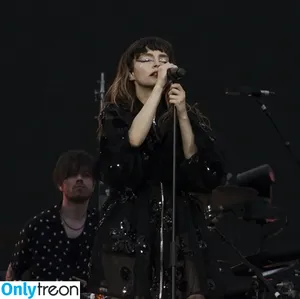 Lauren Mayberry / laurenevemayberry nude photo #0435