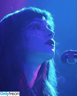 Lauren Mayberry / laurenevemayberry nude photo #0438