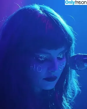 Lauren Mayberry / laurenevemayberry nude photo #0441