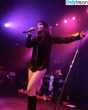 Lauren Mayberry / laurenevemayberry nude photo #0443
