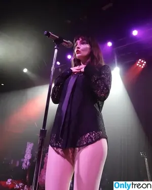 Lauren Mayberry / laurenevemayberry nude photo #0444