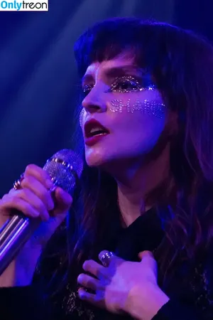 Lauren Mayberry / laurenevemayberry nude photo #0447