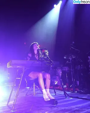 Lauren Mayberry / laurenevemayberry nude photo #0449