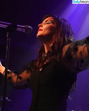 Lauren Mayberry / laurenevemayberry nude photo #0451