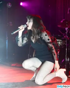 Lauren Mayberry / laurenevemayberry nude photo #0452