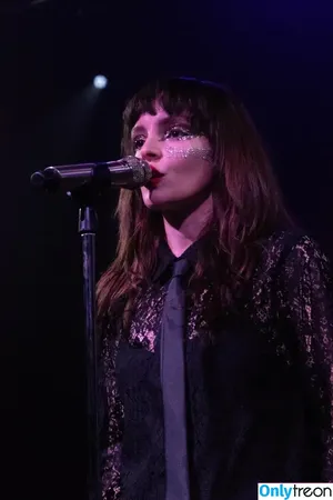 Lauren Mayberry / laurenevemayberry nude photo #0453