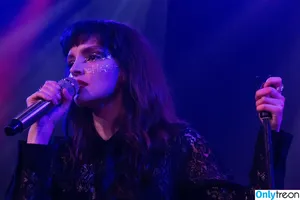 Lauren Mayberry / laurenevemayberry nude photo #0455
