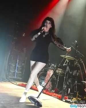 Lauren Mayberry / laurenevemayberry nude photo #0459