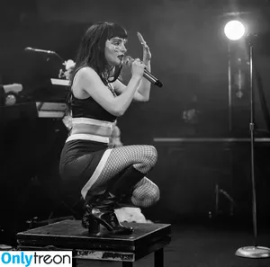 Lauren Mayberry / laurenevemayberry nude photo #0461
