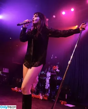 Lauren Mayberry / laurenevemayberry nude photo #0468